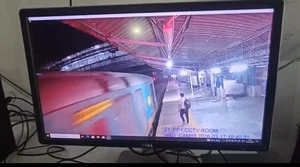 कलयुगी माँ ने अपनी 8 वर्षीय बालिका को फेंका ट्रेन के सामने