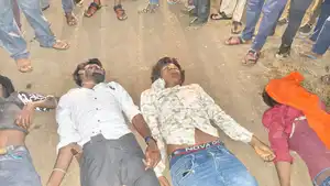 पुल से गिरी बाइक