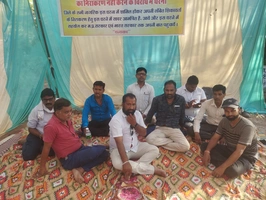 जिला प्रशासन के खिलाफ धरना प्रदर्शन तेज