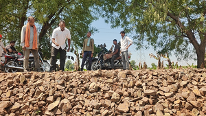 घटिया सड़क, भारी घोटाले का आरोप! गुराडिया में ग्रामीणों का फूटा गुस्सा, कलेक्टर घेराव की चेतावनी