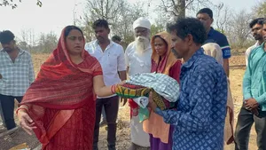 उस गरीब का जब सब कुछ जल गया... तब सहारा बनकर पहुंची विधायक सेना पटेल