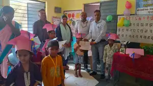 खेड़लीबाजार आंगनवाड़ी केन्द्र में बच्चों को विद्यारंभ प्रमाण पत्र वितरित