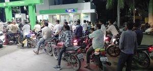 शहर में पेट्रोल खत्म होने की अफवाह से हड़कंप
