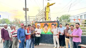 Yuvaon Ne Shahidon Ko Kiya Naman