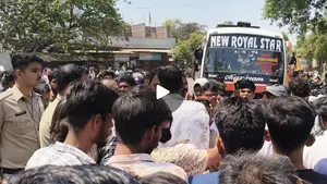 ग्राम कामती में अनियंत्रित डंफर घर में घुसा , 1 की मौत, 1 बच्ची की हालत गंभीर गुस्साए परिजनऔर ग्रामीणों ने चक्कर जाम