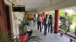 जिले में सरकारी कागजों पर "मृत" लोग: जिंदा रहने के लिए कर रहे संघर्ष