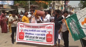 गैस और पेट्रोल-डीजल को लेकर निवाड़ी में युवा कांग्रेस का जोरदार प्रदर्शन, महिलाओं का फूटा गुस्सा
