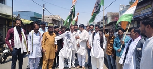 तारीख़ पे तारीख से नराज़ किसान: कांग्रेस का विरोध प्रदर्शन बढ़ती मंहगाई को लेकर फूंका पुतला