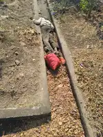 सड़क की नाली में अधेड़ का शव मिला