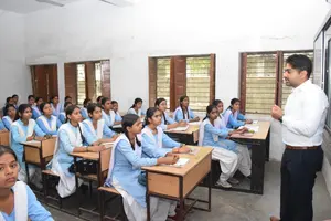कलेक्टर की ’स्पेशल क्लास जब शिक्षक की भूमिका में नजर आए :-गौरव बैनल