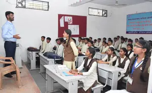 स्कूल चले अभियान के तहत आयोजित भविष्य से भेट कार्यक्रम के तहत जिलाधिकारी पहुचे विद्यालय ली बच्चो की क्लास