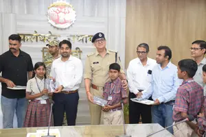 कलेक्टर एवं एसपी ने सैनिक स्कूल का भ्रमण करने जा रहे छात्रो से किया संवाद