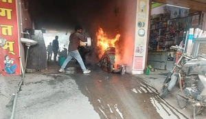 जिले के कोतवाली थाना के बगल में चार्ज में लगी इलेक्टिक स्कूटी में लगी आग
