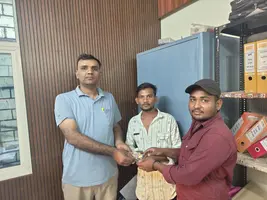 ओंकारेश्वर में ईमानदारी की मिसाल: ऑटो चालकों ने थाना मांधाता पहुंच कर लौटाया हजारों रुपये से भरा पर्स