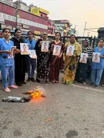 महिला जिला इकाई रीवा कांग्रेस द्वारा हेमन्त बिस्वा शर्मा का पुतला दहन किया गया 