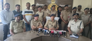 फिल्मी स्टाल में किया मड़र