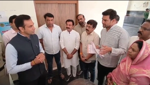 नवागत कलेक्टर से कांग्रेस नेताओं ने मुलाकात कर नीतू परमार को पुनः नपा अध्यक्ष का प्रभार सौंपनें की मांग की  