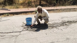 नेपानगर के रेल्वे स्टेशन रोड मे आईंबड़ी दरारों को चुरी और गिट्टी सीमेंट से रिपेयर कर नगर पालिका कर रही है खानापूर्ति शासन के पैसों का दुरुपय