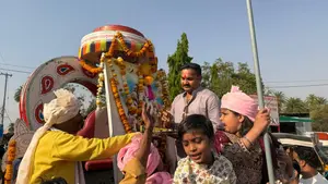 संत शिरोमणि सेन जी महाराज की जयंती पर शहर में समाज बंधुओ ने शामिल रहकर चल समारोह निकाला
