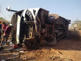 मवेशियों को बचाने में पलटी यात्री बस: छह घायल, इंदौर से कटनी...