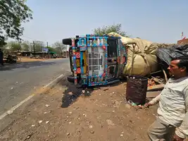 दमोह रिपोर्टर - आकिब खान 8085231934  दमोह-छतरपुर हाईवे में गुमटी पर पलटा भूसा से भरा ट्रक, चार लोगों को आई चोट बड़ी घटना टली...