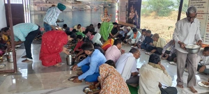 बड़वानी:-अमावस्या पर श्रद्धालुओं ने नर्मदा में लगाई आस्था की डुबकी । कराया कन्या भोज।