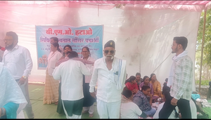 पांढुर्णा की सौसर सिविल अस्पताल के सामने लघु कर्मचारी तीन दिनों से...