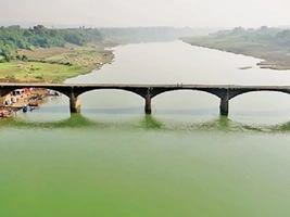 नर्मदा तट पर प्रतिबंध बेअसर: झोपड़ियों-तंबुओं से धड़ल्ले से बिक रहा नशा, जिम्मेदार मौन