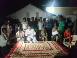  मृतक आदिवासी  परिवार की आर्थिक सहायता के लिए आगे आए हरिशंकर खटीक, परिवार को दिया हर संभव मदद व न्याय दिलाने का भरोसा ।