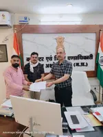 कलेक्‍टर द्वारा आवेदक की समस्‍या का निराकरण कर सौंपी खसरा एवं आदेश की प्रति