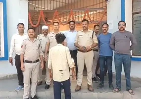दिल्ली पासिंग पुलिस लिखी कार से पकड़ाई शराब:हादसे की सूचना पर पहुंची...