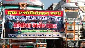 डबरा मण्डी में ट्रक ऑपरेटरों का बिगुल: “बाहरी ट्रकों की एंट्री बंद...