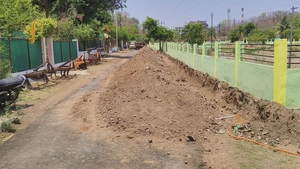 चार दिन से रोड पर मिट्टी डालकर रोड को किया जाम ठेकेदार...