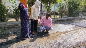 नेपानगर के वार्ड क्रमांक 7 में डामरीकरण का निर्माण का घटिया निर्माण...