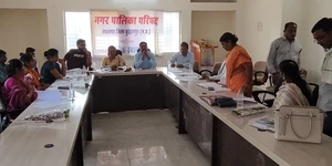 नगरपालिका की पीआईसी बैठक के दौरान महिला पार्षद और सीएमओ के बीच...