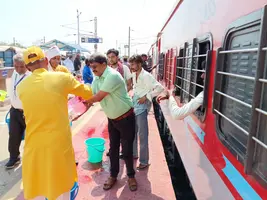 भीषण गर्मी में इंसानियत की मिसाल: आमला में यात्रियों को पिलाया जा...