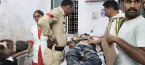 हाइवे 47 पर टायर बदल रहे भूसा भरे ट्रेक्टर ट्राली कों दुग्ध...