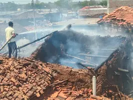 चिचंडा में हुई भीषण आगजनी की घटना ,बीच बस्ती मे बना मकान...
