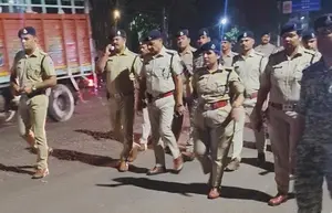 *पुलिस अधीक्षक श्रीमती हितिका वासल के नेतृत्व में गुना शहर में पुलिस ने किया पैदल मार्च*    *आमजन से संवाद कर बढ़ाया सुरक्षा के प्रति विश्वा