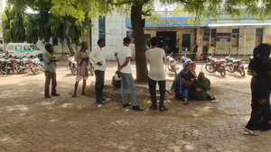 बारात में विवाद के बाद युवक की संदिग्ध मौत, सकतपुर में पेड़ से लटका मिला शव गुना ।  जिले के कैंट थाना क्षेत्र अंतर्गत सकतपुर गांव में रविवार