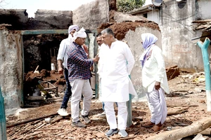 *मोहदा बर्राढाना में भीषण आगजनी: 25 मकान जलकर राख*  *पीड़ितों की मदद को पहुंचे कांग्रेस जिला अध्यक्ष, तत्काल राहत पहुंचाई*