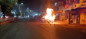 शहर के बड़े पुल के पास एक कार में अचानक आग लग गई। इंदौर का परिवार ओरछा दर्शन कर वापस इंदौर लौट रहा था, तभी गुना में ये हादसा हुआ। घटना में क