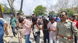**आलोट में मनीष माली हत्याकांड: आरोपियों का पैदल मार्च, कान पकड़कर मांगी माफी**  आलोट। बहुचर्चित मनीष माली हत्याकांड में पुलिस ने सख्त रुख अ