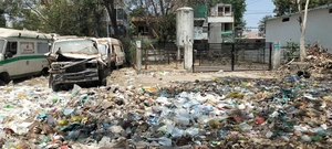 जिला अस्पताल में ऑक्सीजन प्लांट के पास बनने लगा मिनी ट्रेंचिंग ग्राउंड, नपा ने कचरा उठाना किया बंद