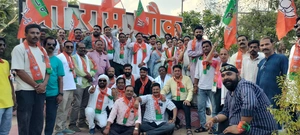 पश्चिम बंगाल में भाजपा की जीत पर जश्न, कार्यकर्ताओं ने बांटी झालमुरी और मिठाई, फोड़े पटाखे