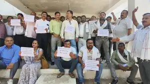 “कलेक्टर-सीईओ के खिलाफ पंचायत अमले का मोर्चा, त्यौंथर जनपद पंचायत में जड़ा ताला”