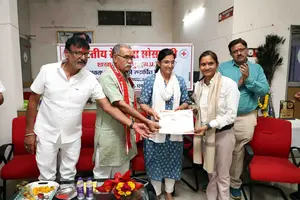 कलेक्टर श्रीमती रजनी सिंह ने टीबी मरीजों को फूड बास्केट वितरित किए उत्कृष्ट कार्य करने वाले स्वयं सेवी संगठनों व कर्मचारियों को सम्मानित किय