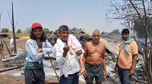 आकाशीय बिजली गिरने से किसान  के  मकान में लगी आग  पूरे मकान का सामान  जलकर हुआ खाक