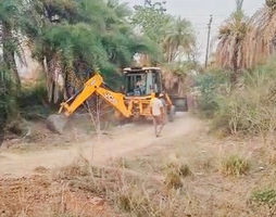 कलेक्टर को ग्रामीणों के सौपे ज्ञापन का हुआ असर रोड जाम के पहले ही हटा अतिक्रमण