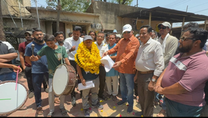 बिजली कटौती से नाराज़ कांग्रेस का अनोखा प्रदर्शन: अफसर को फूल-माला पहनाकर बैंड-बाजों के साथ जताया विरोध